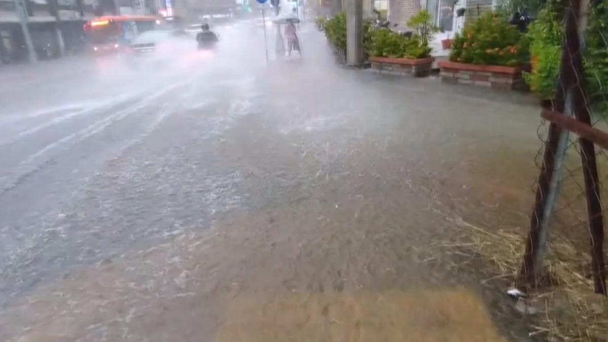 台中暴雨癱瘓交通!道路變小河 國際機場一度暫停地面作業。