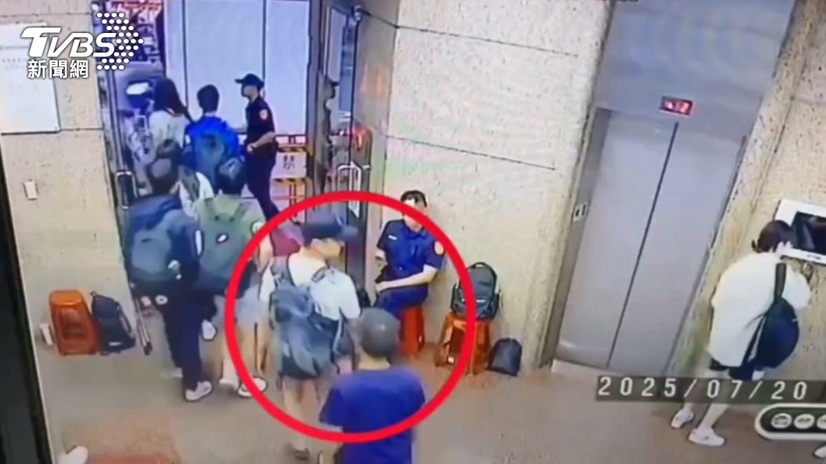 民進黨中央遭小草「蛋襲」!大門濺蛋液 2男到案稱:不滿政府