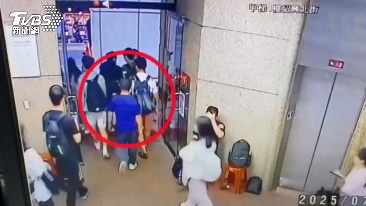 2男混入人群闖民進黨中央。（圖／TVBS）