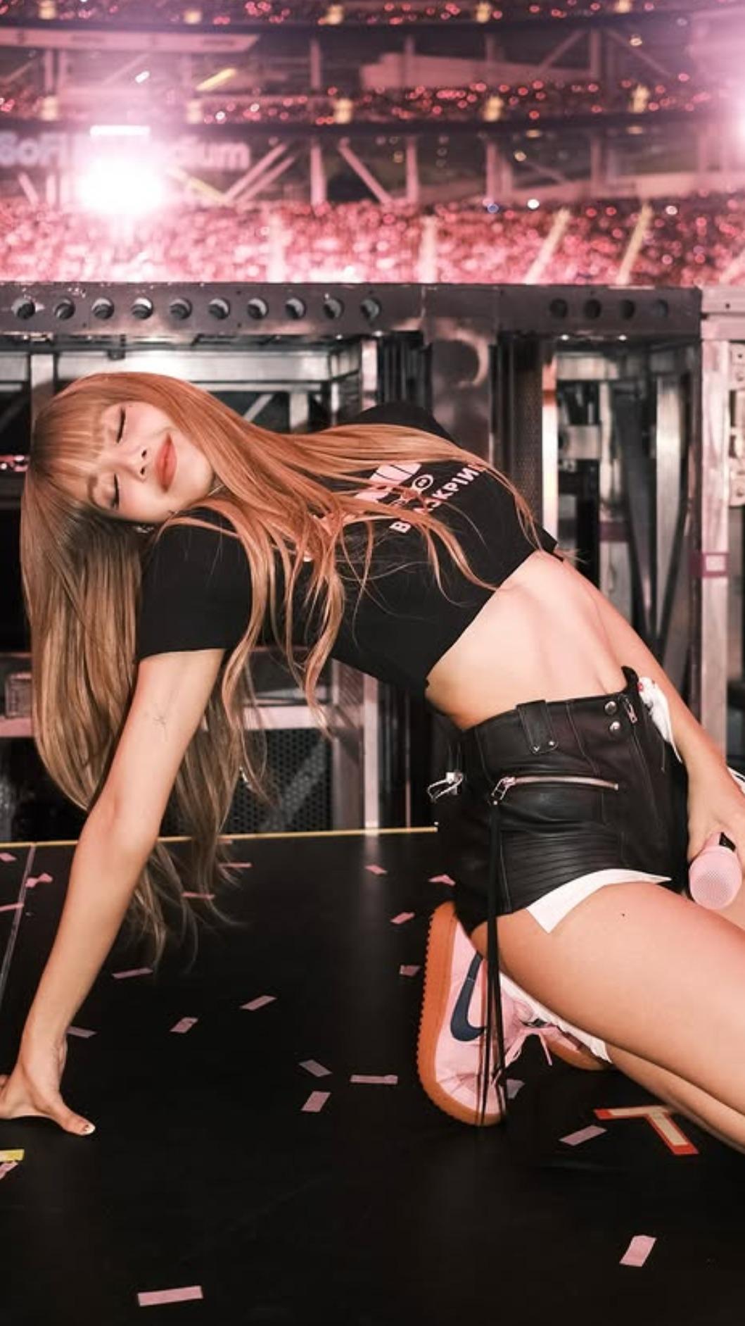LISA穿上NIKE Field General，整體展現復古感。（圖／翻攝自IG@lalalalisa_m）