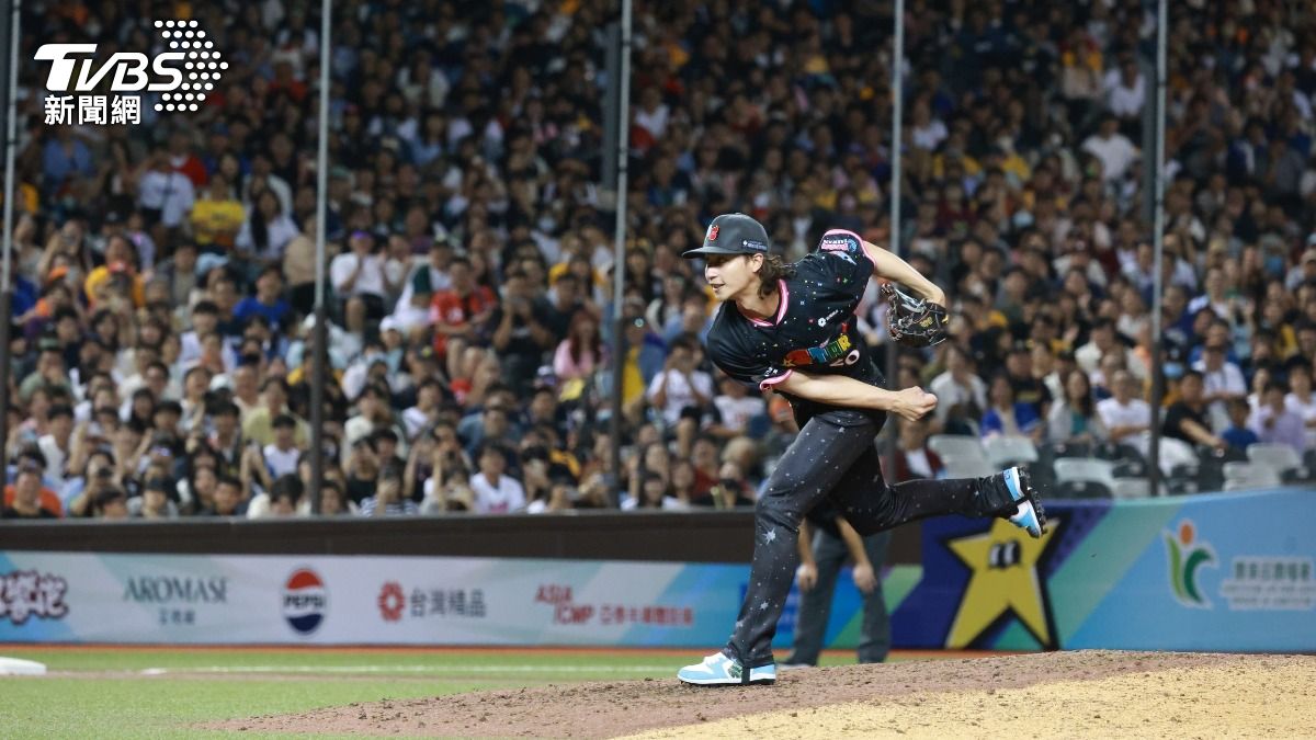 統一獅外野手林佳緯投球。(圖/華子琛攝)