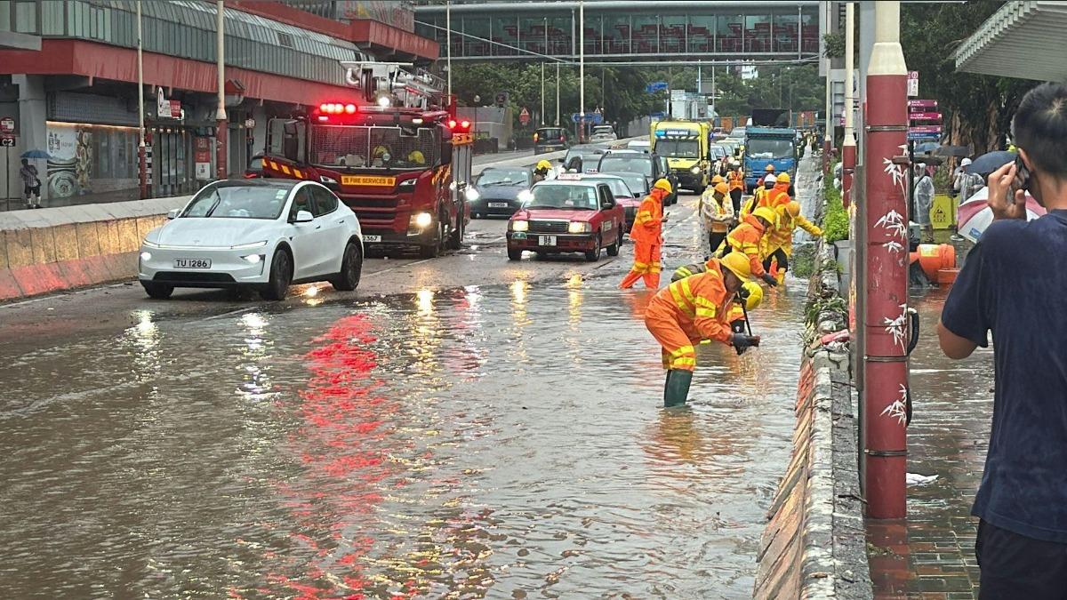 薇帕襲港「暴雨狂炸」!黃大仙商場天花板漏水 地面堆滿沙包搶救