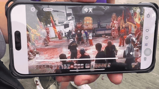 鞭炮突然炸開，眾人見狀嚇得趕緊逃跑。（圖／TVBS）