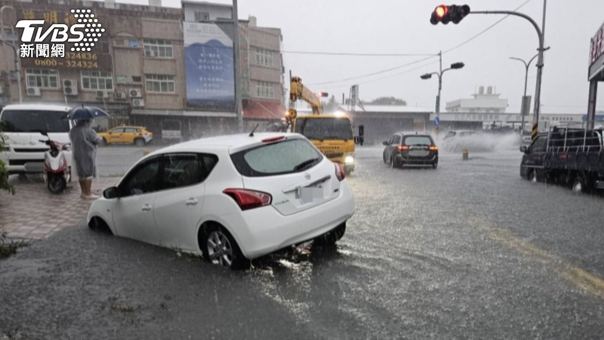 台東街道積水人車難行!議員里長合力抬洗腎阿嬤涉水上車
