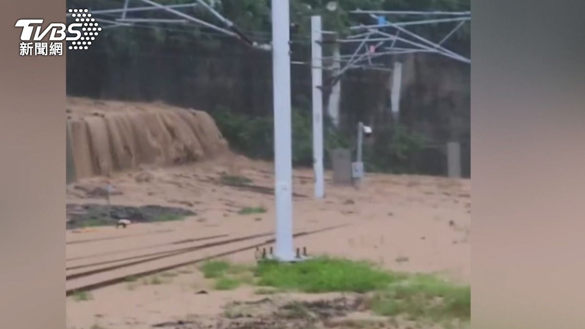 雨炸台東! 南迴鐵路.公路「雙斷」 泥水淹鐵軌、路面裂天坑