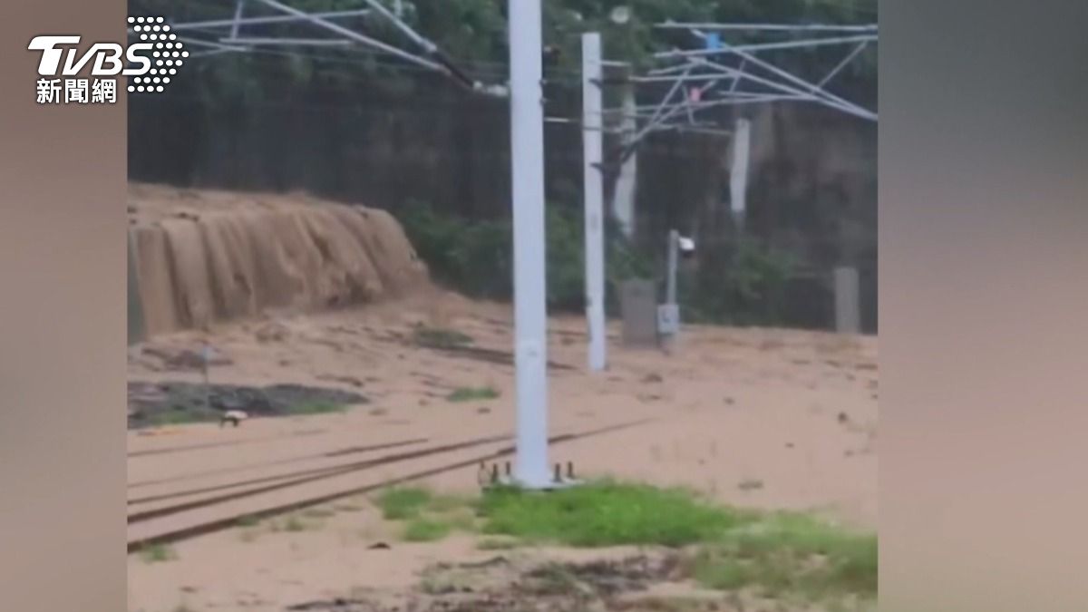 雨炸台東！南迴鐵路.公路「雙斷」 ，泥水淹鐵軌.路面裂天坑。（圖／TVBS）