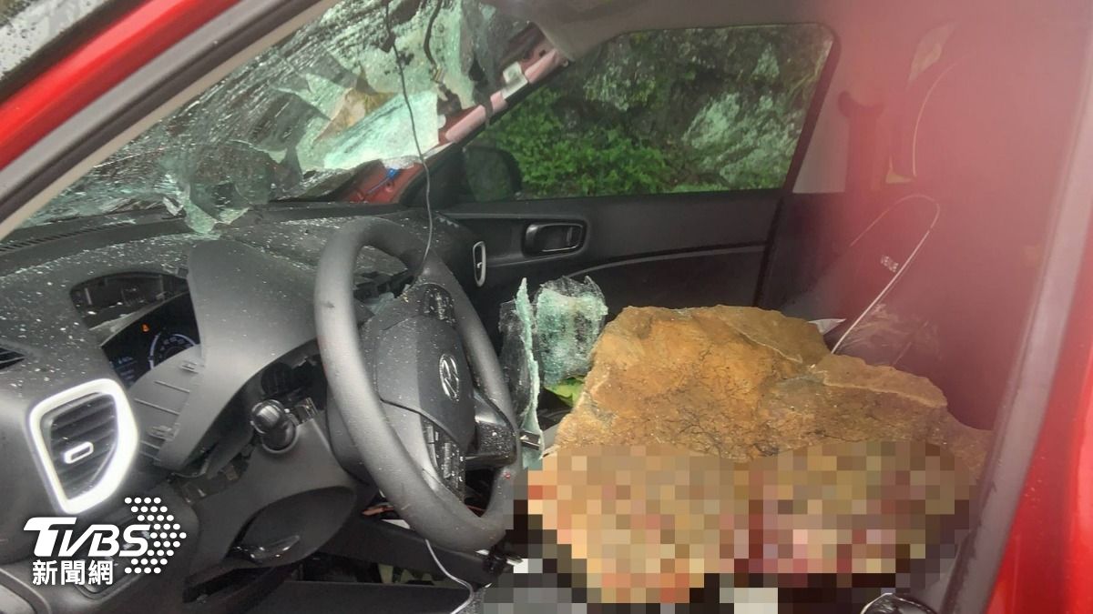 蘇花公路落石砸車！擋風玻璃破大洞　「血跡斑斑」2人送醫
