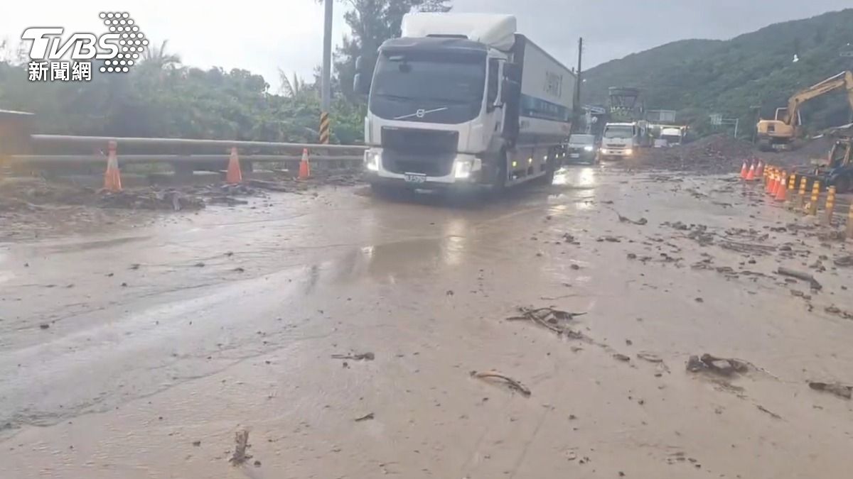 台9線多處傳出災情，大溪路段、南興路段都被土石泥流封路。（圖／TVBS）