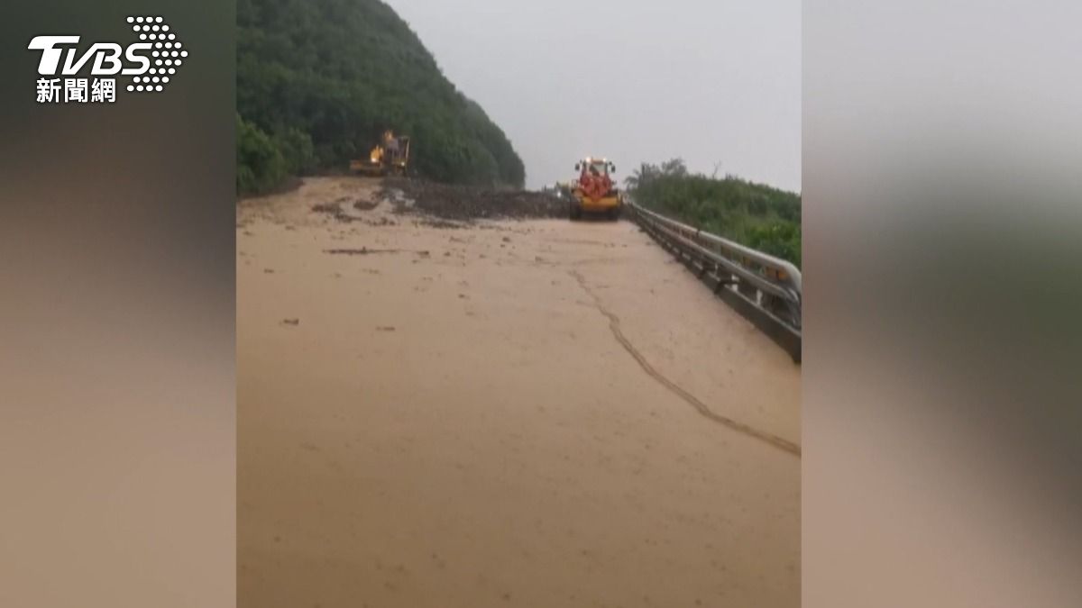 台20線南橫公路海端鄉下馬路段也因邊坡坍方，土石淹沒了雙向道路。（圖／TVBS）