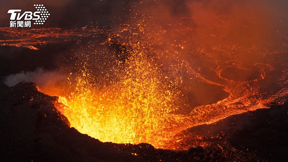 冰島火山4年內累計12次噴發，岩漿從地殼裂縫中湧出。（圖／達志影像美聯社）