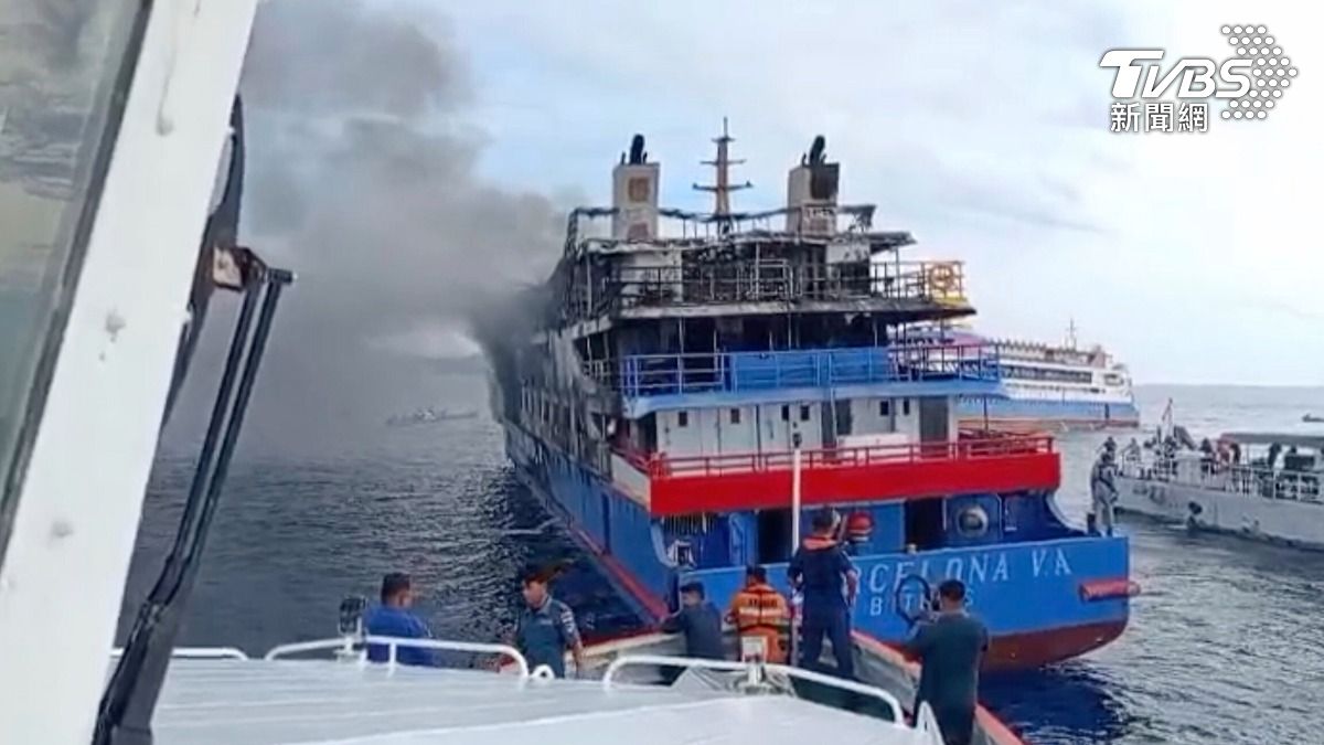 有片/印尼渡輪起火濃煙衝天!逾280名乘客跳海求生 3人身亡