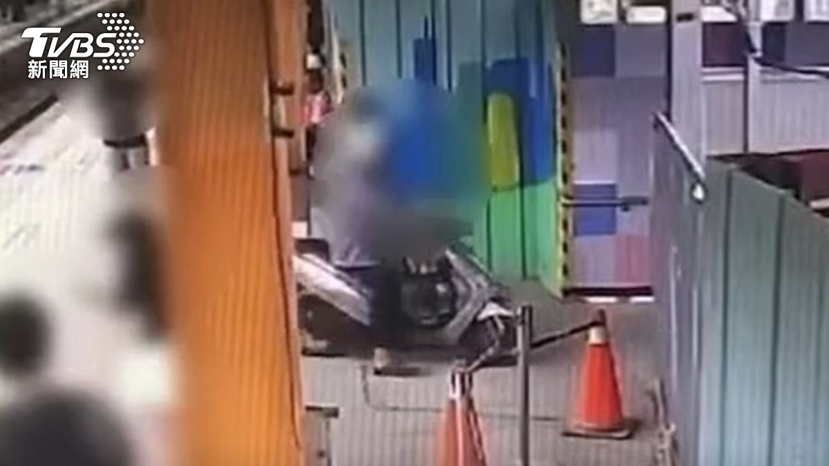 內壢後火車站無閘門，老翁騎車闖入月台。（圖／TVBS）
