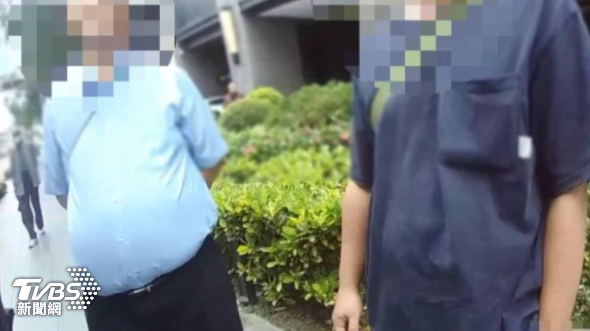 父抱幼兒下車「差點被撞」，控男硬停婦幼車位爆衝突。（圖／TVBS）