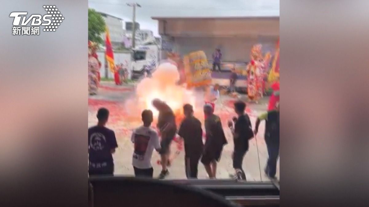 驚險畫面曝光,進香轎班衝進「鞭炮陣」, 8人嚴重炸傷。(圖/TVBS)
