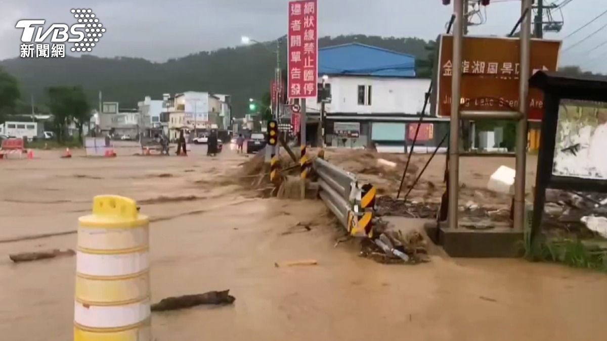 薇帕颱風外圍環流已連續三天橫掃台東地區,造成嚴重淹水災情。(圖/TVBS)