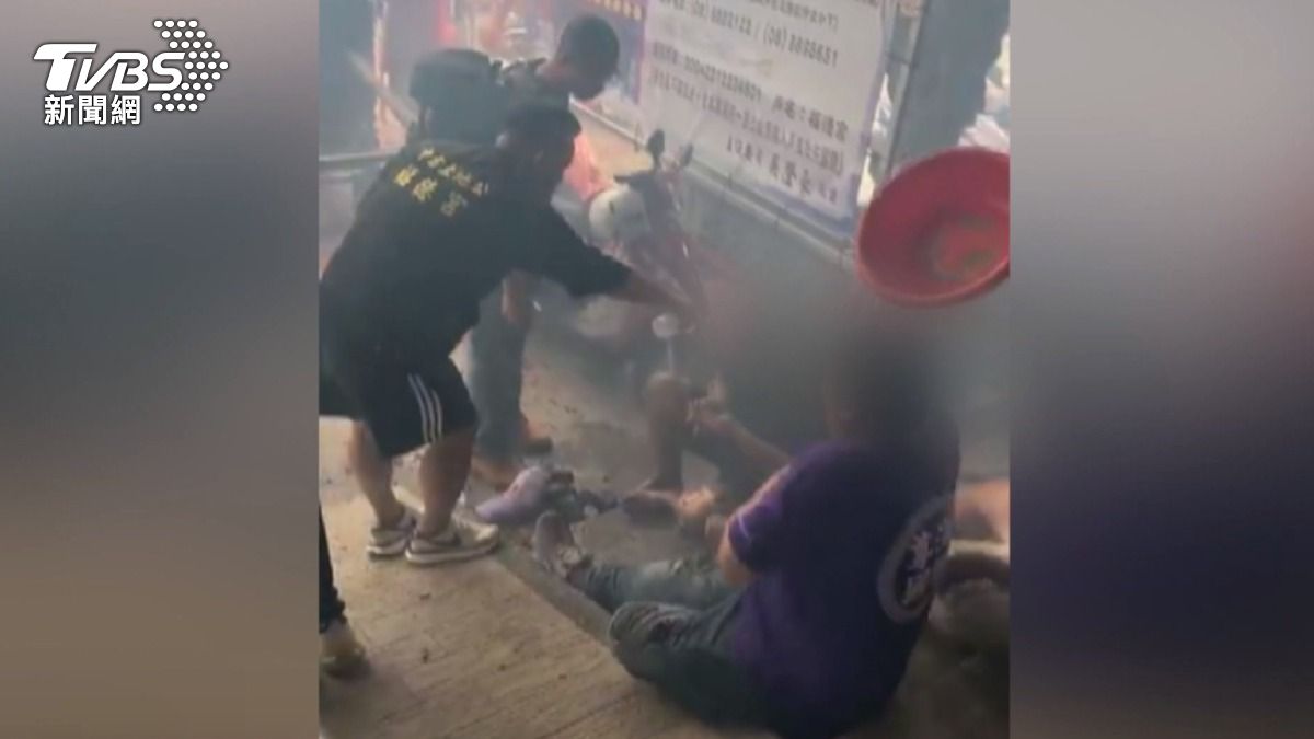 被炸傷民眾跌坐在地上,身體大面積燙傷,不斷喊著要灑水降溫,場面相當混亂。(圖/TVBS)