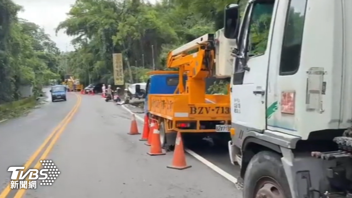 砰!電線桿橫倒路面釀停電,台電急搶修。(圖/TVBS)