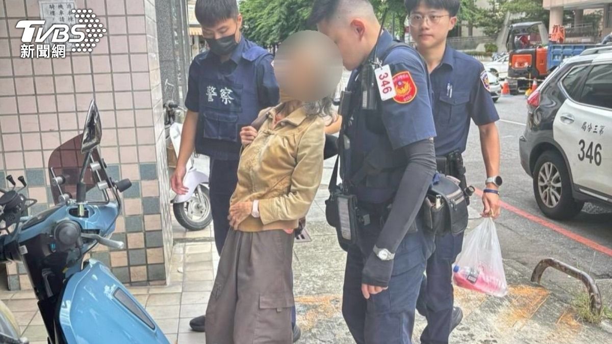 南區一名74歲呂姓婦人,搭公車買便當時緊握門把久久不放,疑似身體不適。(圖/TVBS)