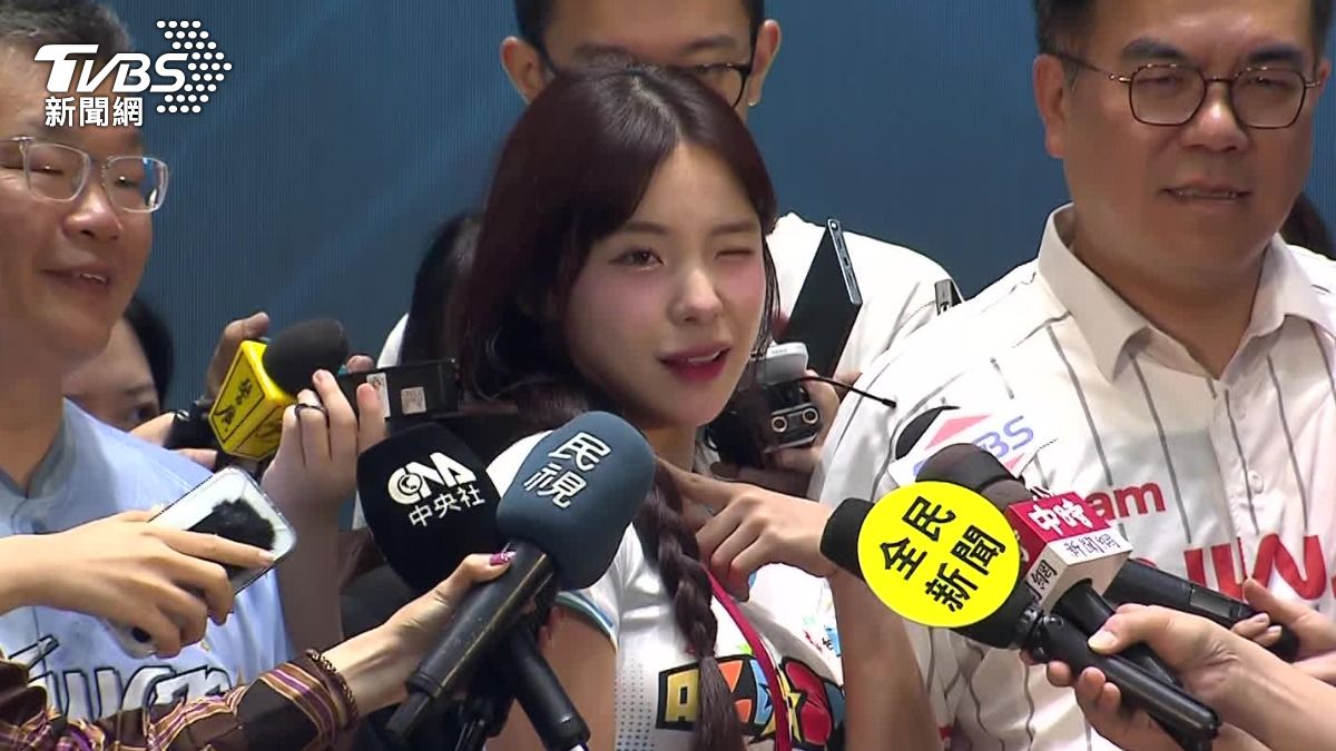 李多慧再現明星賽名場面,表示剛好看到鏡頭在拍就眨眼,覺得非常簡單。(圖/TVBS)