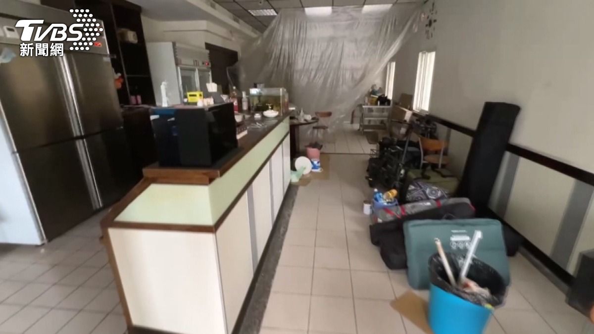 苗栗賊膽大包天！裝潢店內「工人就在旁」，包包連證件都偷走。(圖／TVBS)