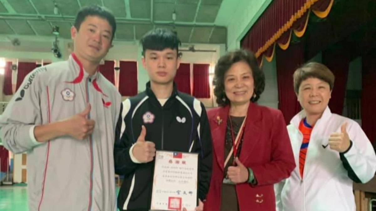 馮翊新小時候打球的表現就很好。(圖/翻攝民權國小臉書)