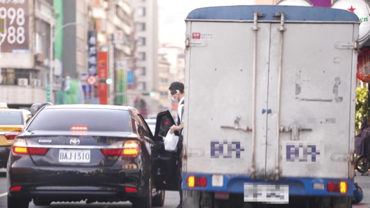 李進勇隨扈「開公務車幫買便當」 張斯綱檢舉:當Ubereats?