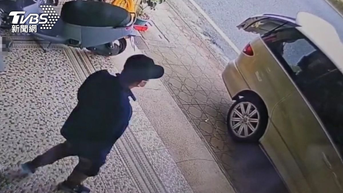 藍色上衣男子偷竊菜車。(圖/TVBS)
