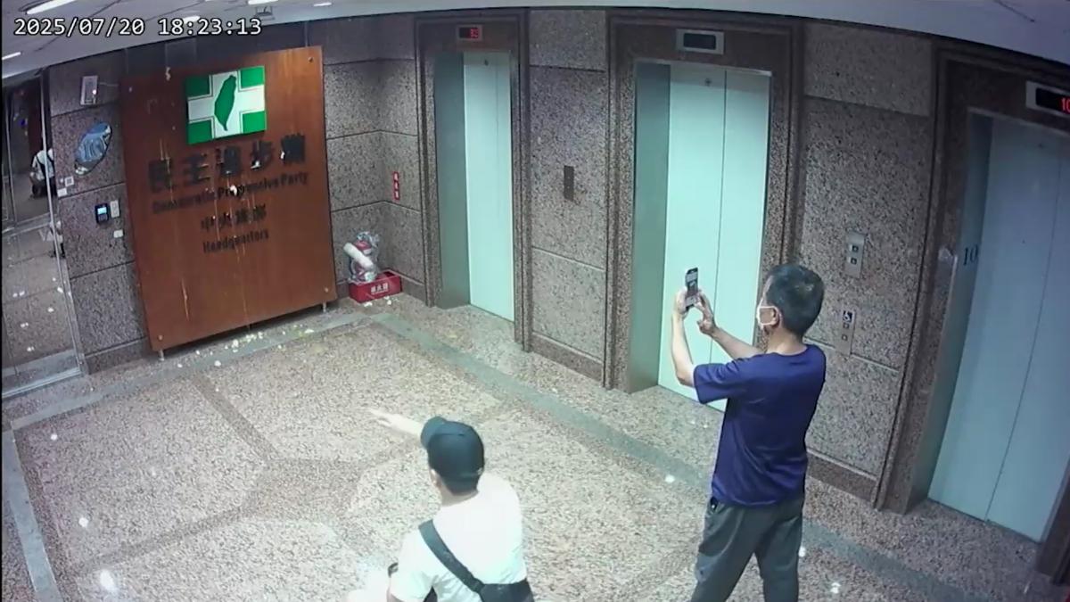 白營前幹部蛋洗綠黨部遭起訴　民進黨：黃國昌應道歉