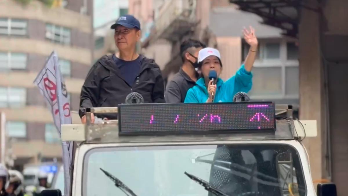 趙少康今（21日）陪同藍委徐巧芯車隊掃街。（圖／徐巧芯辦公室提供）