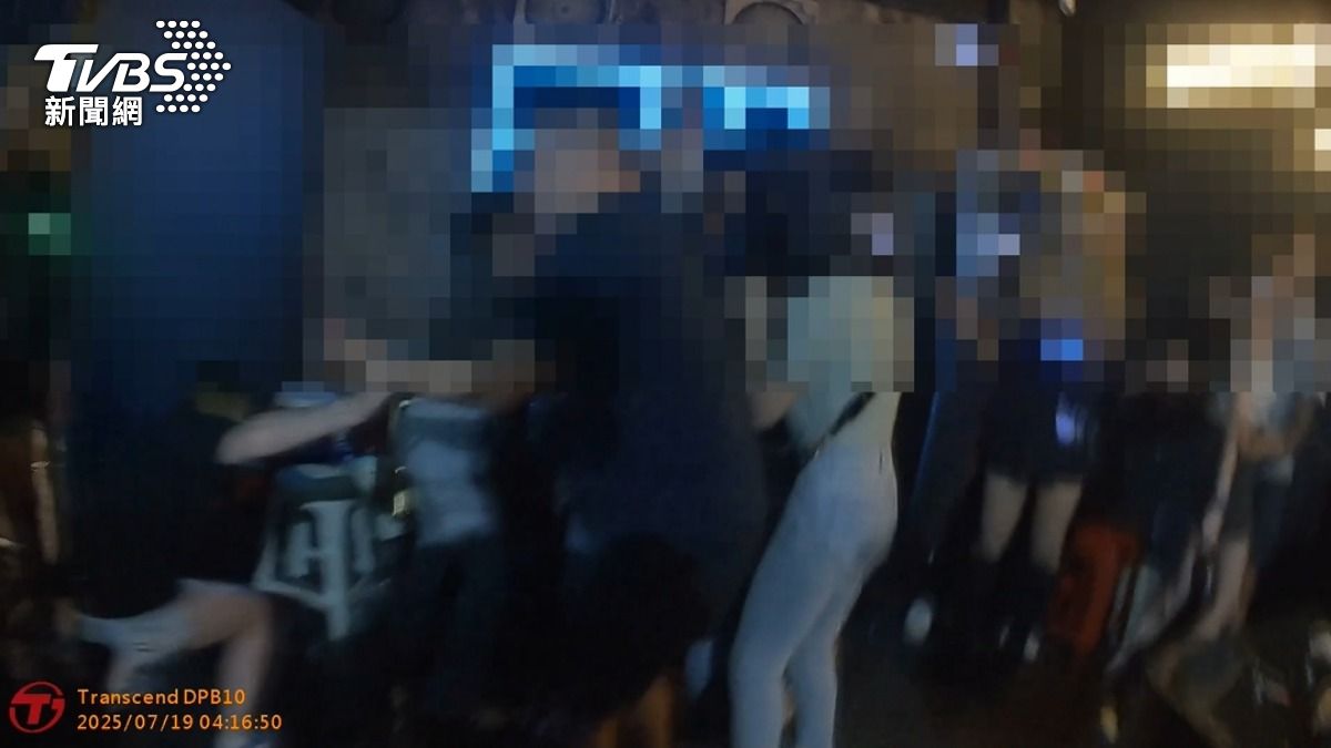 警方到場迅速控制酒吧並進行盤查。（圖／TVBS）