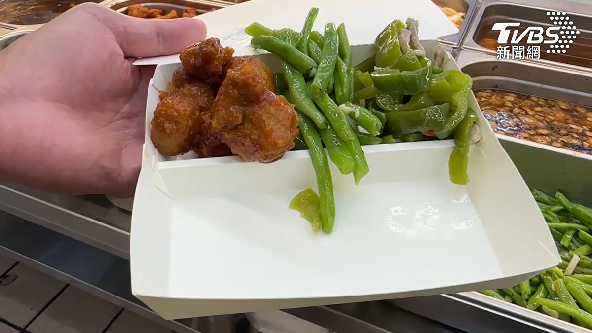 實際夾取同樣的菜色,只是更換不同肉品,三樣都夾得滿滿滿,要價145元。(圖/TVBS)