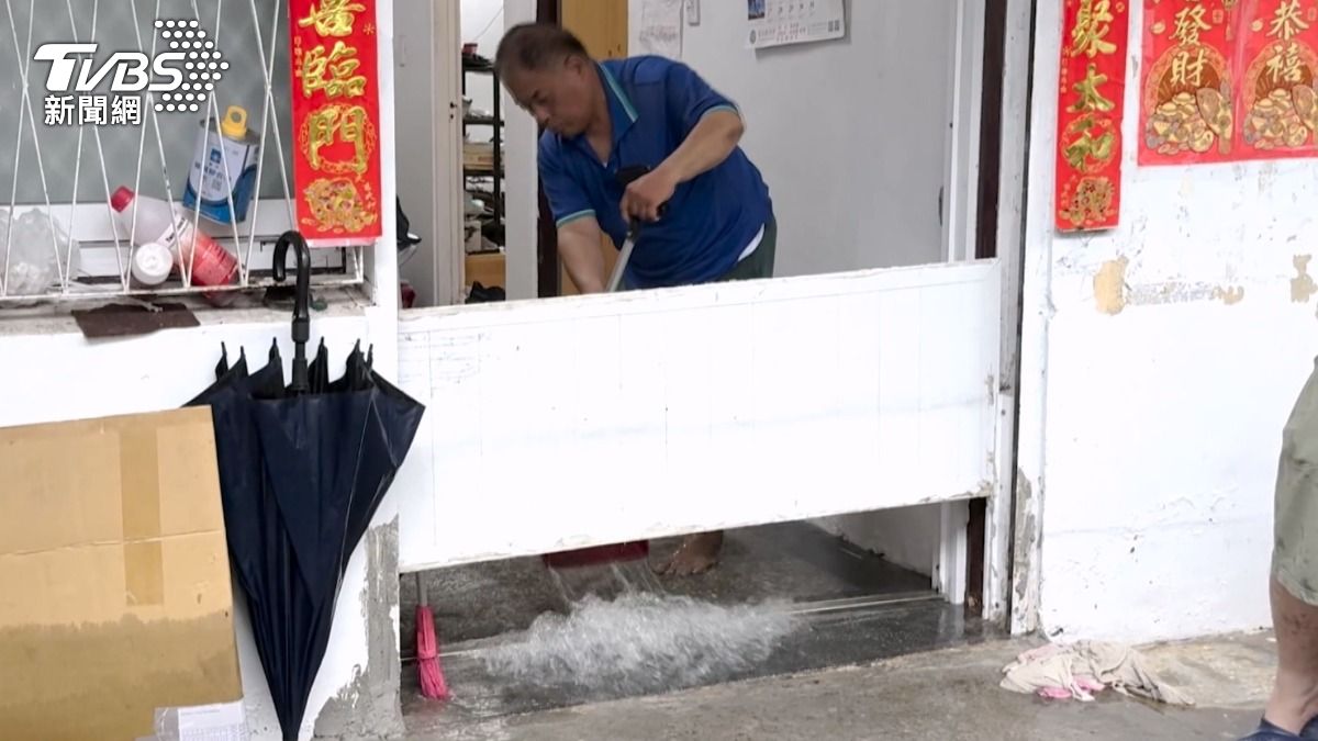 即使安裝了防水閘門，水仍然從後面流進來。（圖／TVBS）