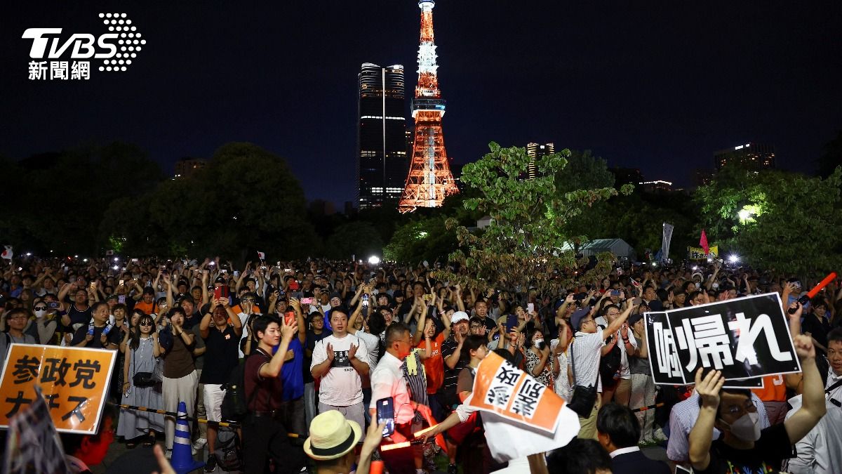 神谷宗幣拿參政黨與川普MAGA相提並論,部分日本人批評其為「納粹」。(圖/達志影像路透社)