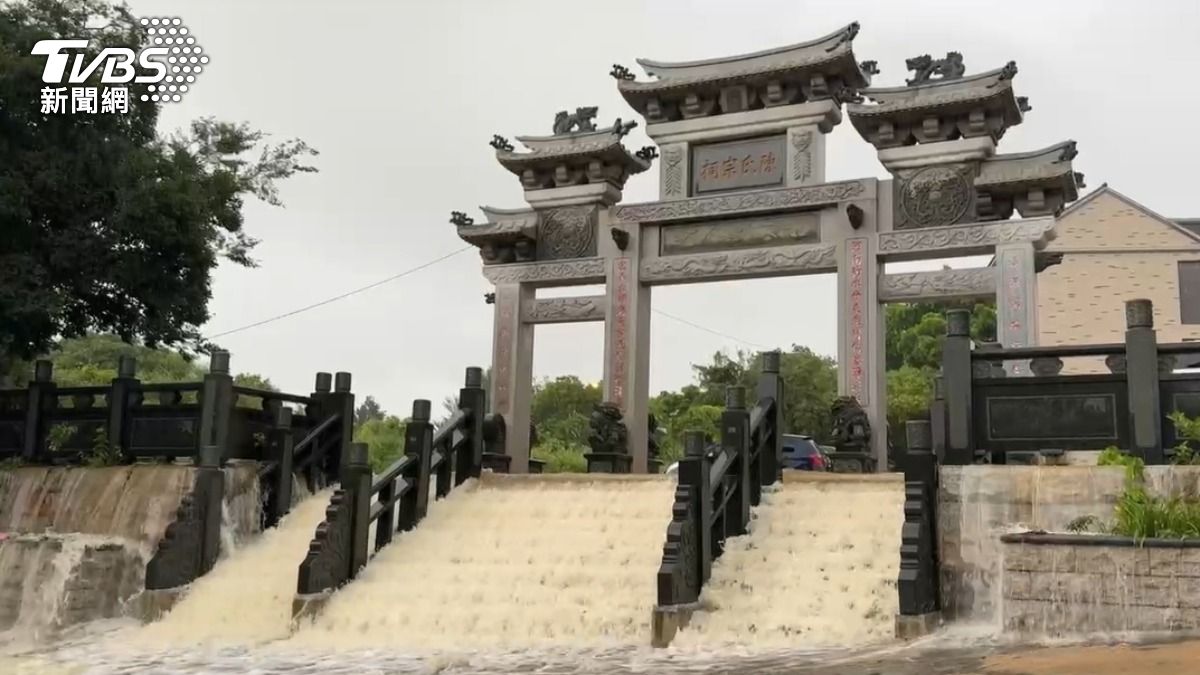 積水流經過階梯造成小瀑布。(圖/TVBS)
