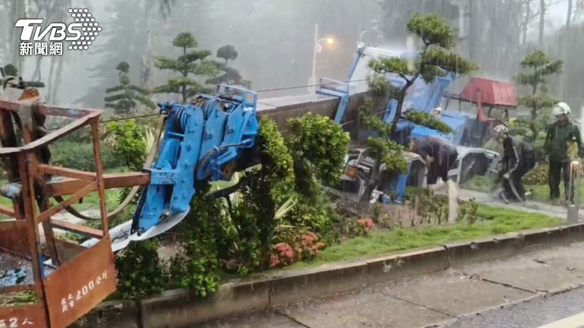 吊車因雨水沖刷泥土鬆軟而倒下。(圖/TVBS)