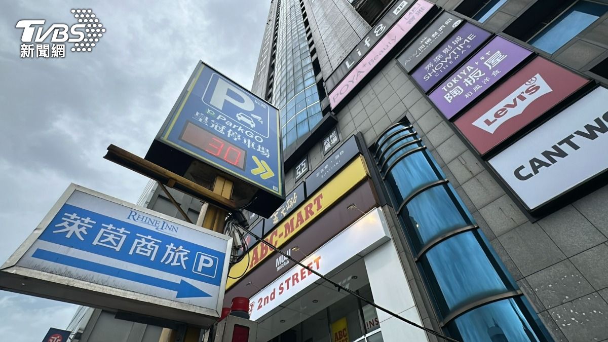 基隆冷氣工遭電擊命危搶救中。（圖／TVBS）