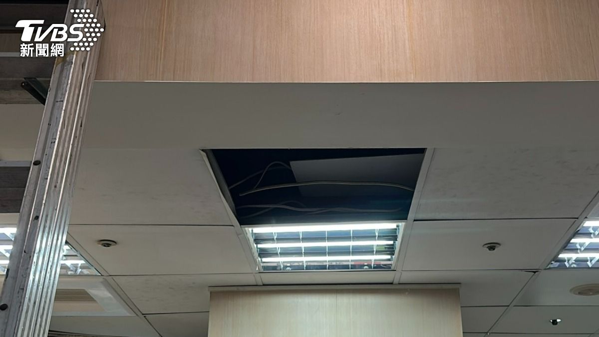 基隆冷氣工遭電擊命危搶救中。（圖／TVBS）