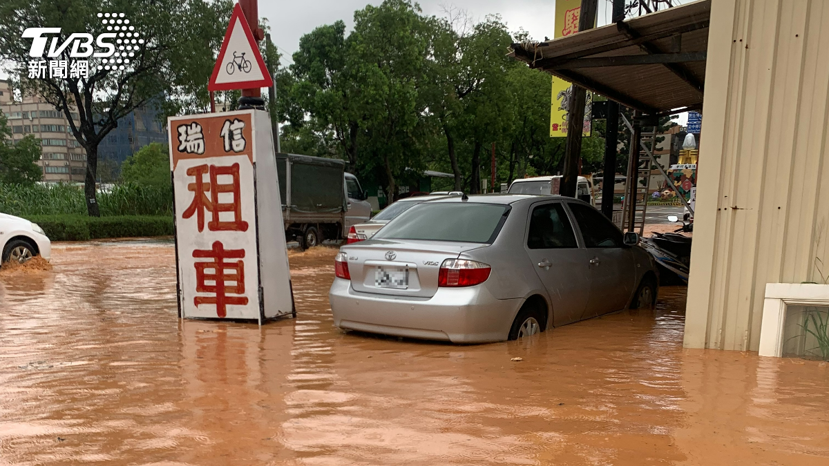 金門大雨導致低窪區淹水高達半顆輪胎。（圖／TVBS）