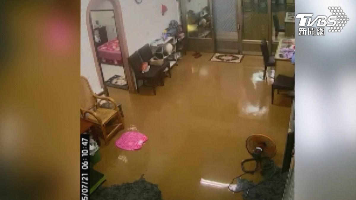 土黃色泥水,不到一分鐘 就從房間流滿客廳,家具全泡湯。(圖/TVBS)
