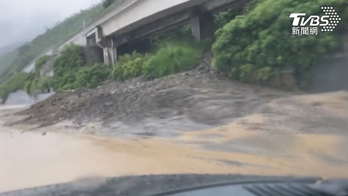 土石崩落砸車!南迴交通中斷 旅客進退兩難(圖/TVBS)