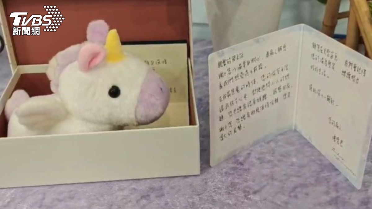 曾經的病患送上獨角獸玩偶,祝福醫師自在翱翔。(圖/TVBS)