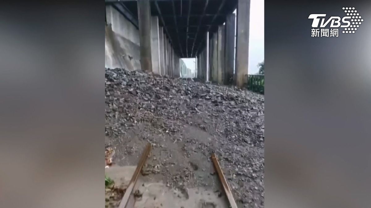 土石鬆動淹軌道,下午南迴公路陸續搶通,台東到大武站啟動公路接駁,但旅客們進退兩難(圖/TVBS)