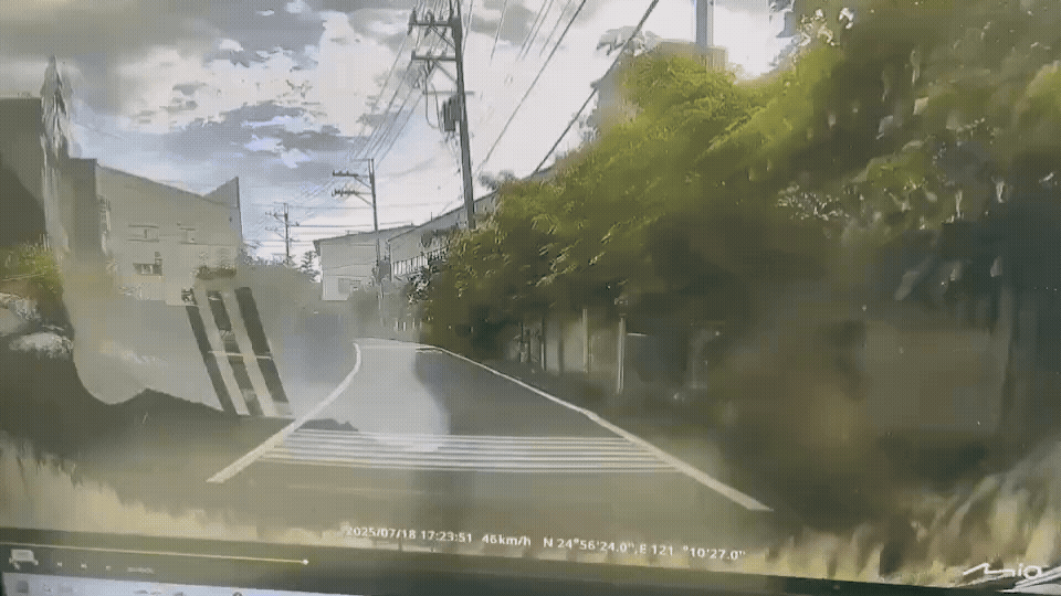 桃園騎士與轎車正面撞擊,噴飛重摔。(圖/翻攝自爆廢公社)