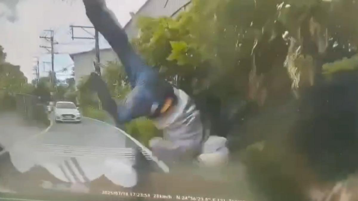 桃園騎士與轎車正面撞擊，噴飛重摔。（圖／翻攝自爆廢公社）