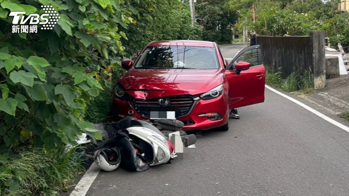 桃園騎士與轎車正面撞擊,噴飛重摔。(圖/TVBS)