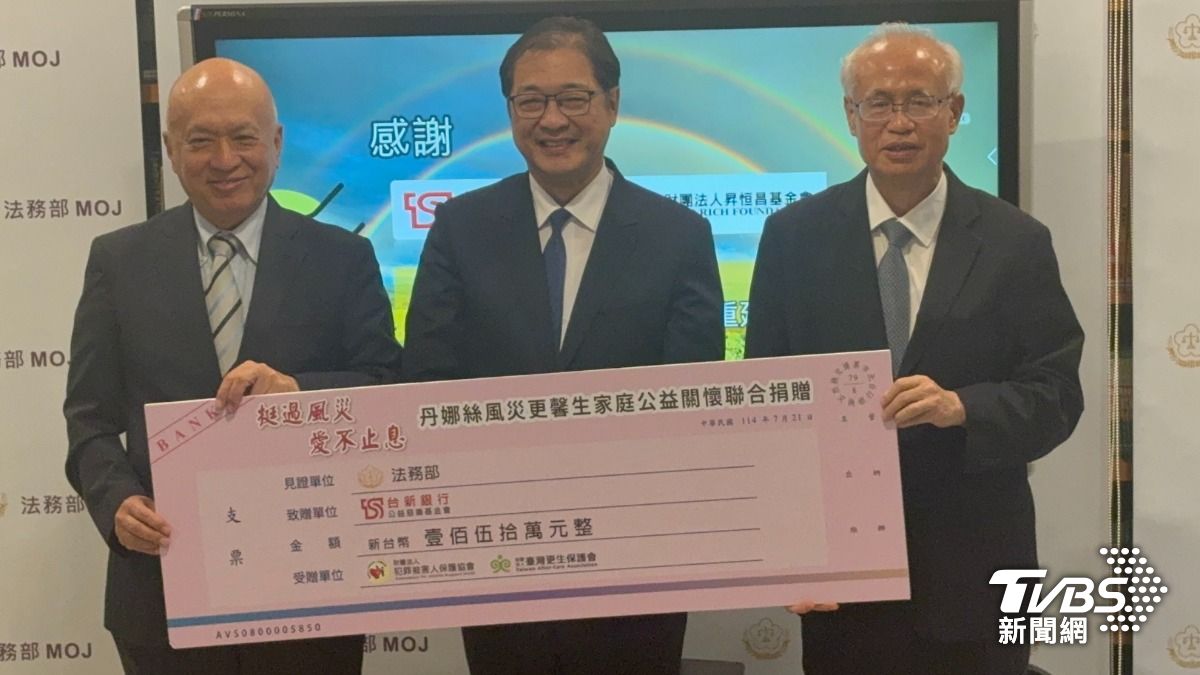 台新銀行公益慈善基金會創辦人吳東亮捐贈150萬元,由執行董事鄭家鐘(左)代表捐贈。(圖/潘千詩攝)