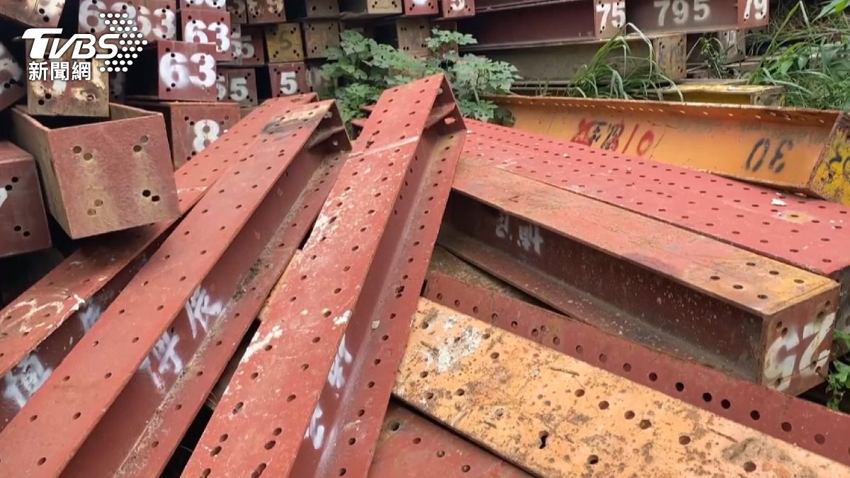 25歲吊車助手遭5.1噸鋼梁壓亡！作業過程突崩塌　救援難度高。(圖／民眾提供)