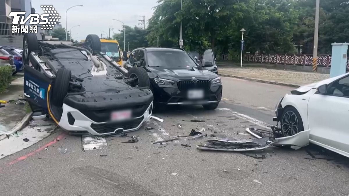 台中無號誌路口4人傷!計程車遭「白車攔腰撞」翻覆 BMW慘遭波及。(圖/TVBS)