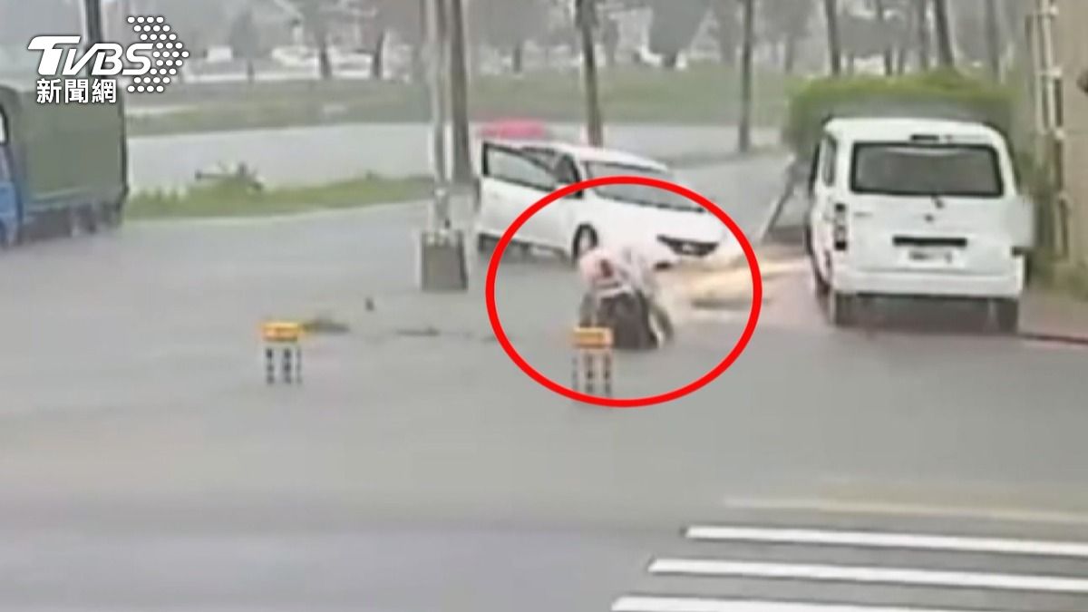 台東淹成汪洋，民航路變成「致命陷阱」，車輛慘掉水溝動彈不得。（圖／TVBS）