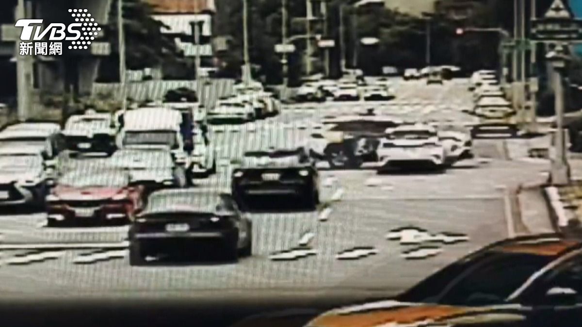 無號誌路口釀禍,計程車遭撞翻覆4人傷。